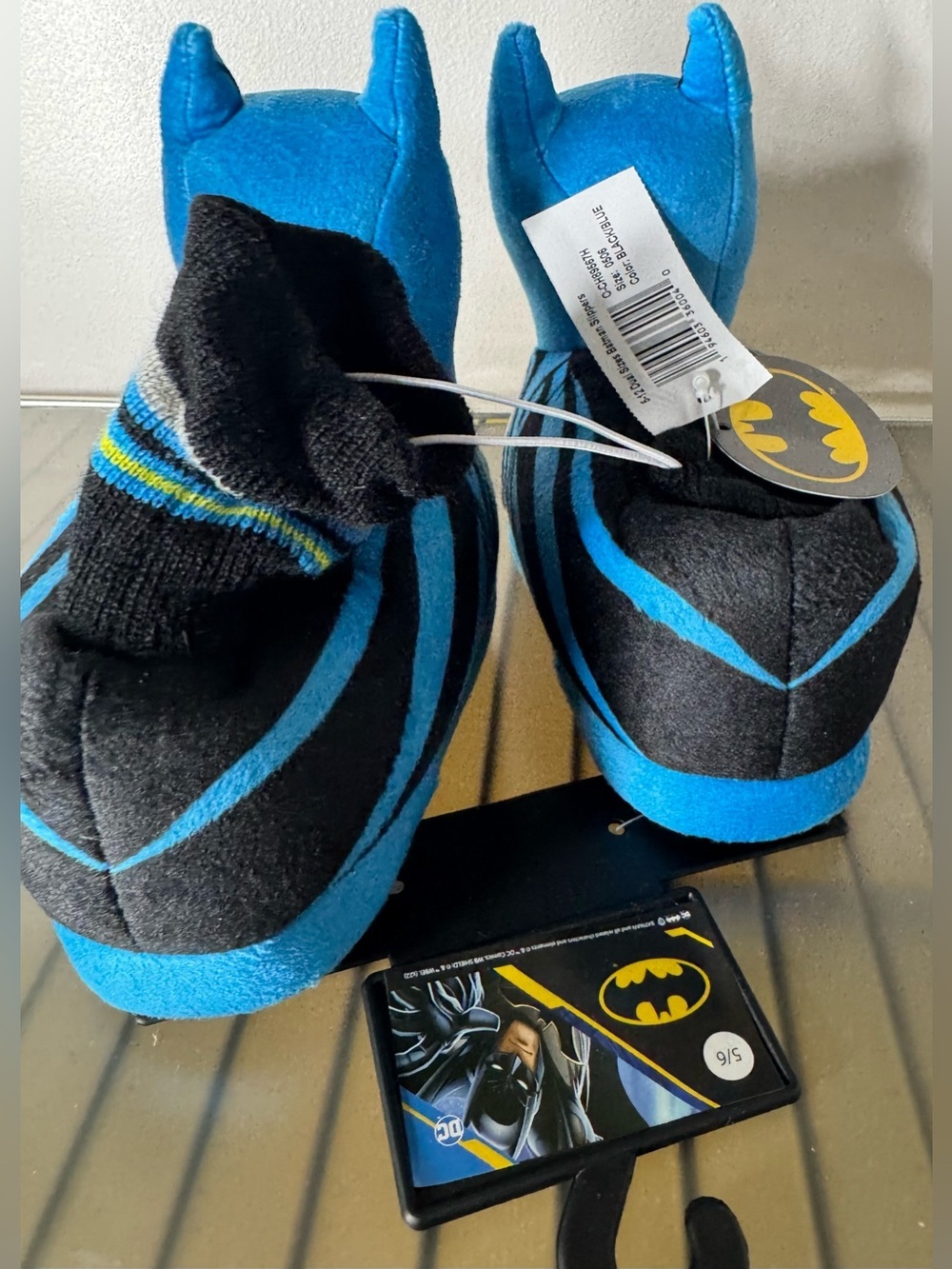 DC Comics Black and Blue Batman Plush 3d head sock Slippers grip bottoms sz 5/6 - Picture 3 of 6